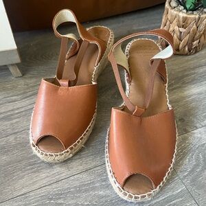 Andre Assous Dainty Peep Toe Espadrille Wedge Sandals in Cuero Tan Size 9 NWOB!